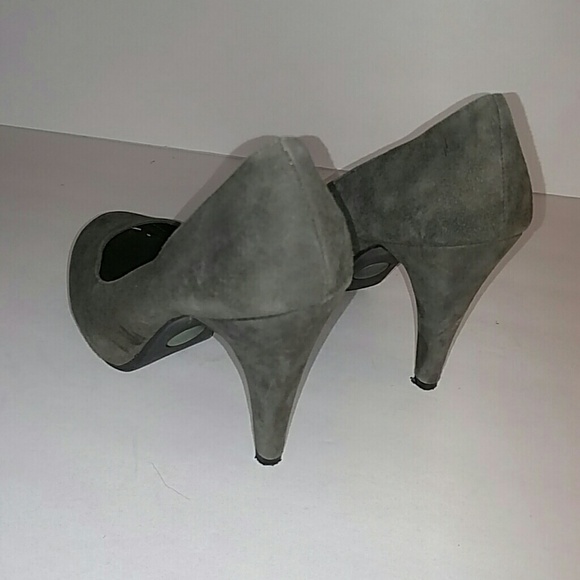Me Too Locket Gray Suede heels - Picture 4 of 7
